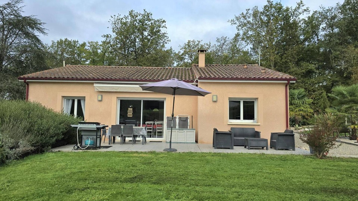 Champcevinel Cottage | Charming House near Périgueux with WiFi, Enclosed Garden, and Baby Equipment