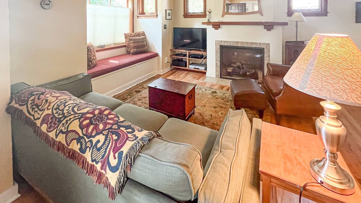 Laurelhurst House | Charming house near golf and downtown with gas fireplace, deck and washer/dryer