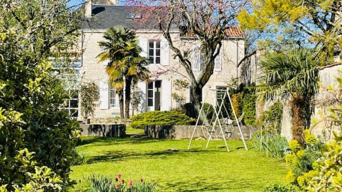 Lucon House | Charming house of 280m2 with heated swimming pool .