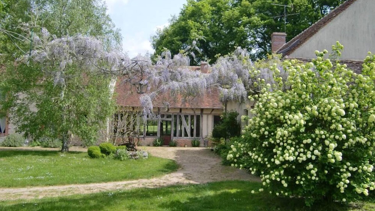 Chatenoy House | Charming house on a property with pond near the forest