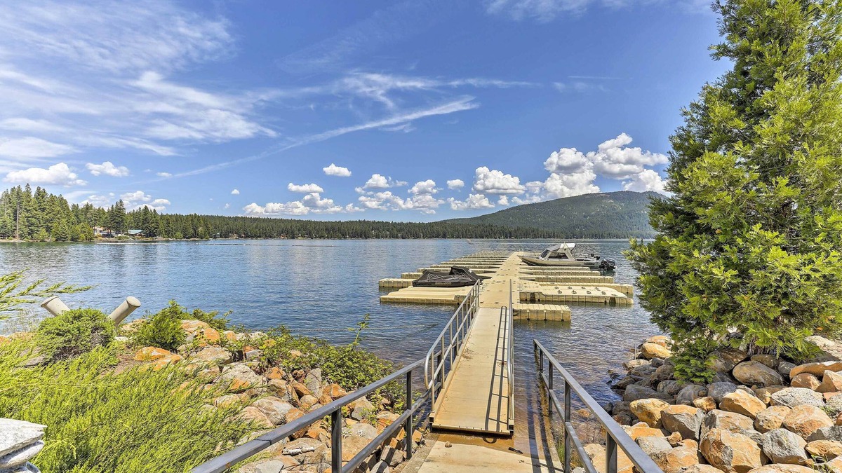 Peninsula Village House | Charming House w/Deck - Steps to Lake Almanor!
