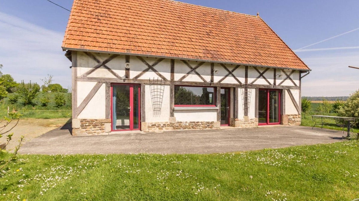 Isigny-le-Buat Cottage | Charming House with Garden and Parking in Isigny-le-Buat