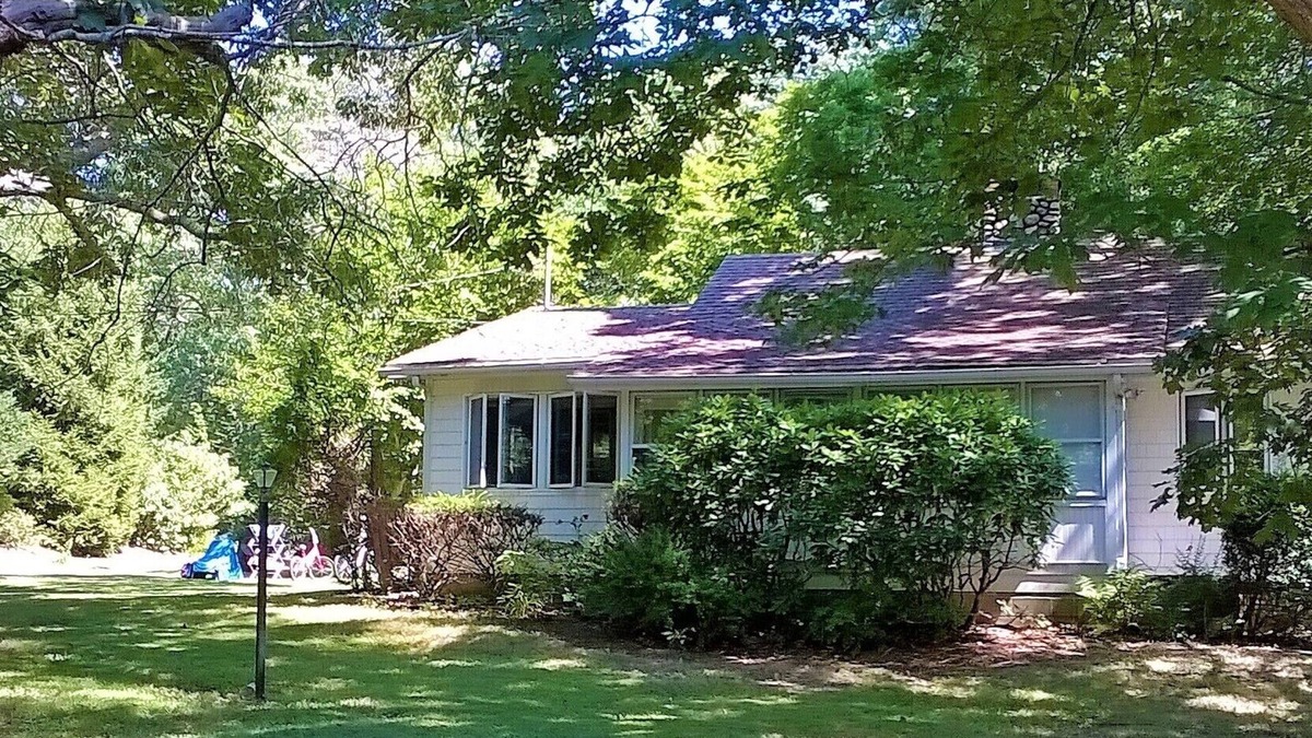 Southold House | Charming house walking distance from beautiful Kenney’s Beach
