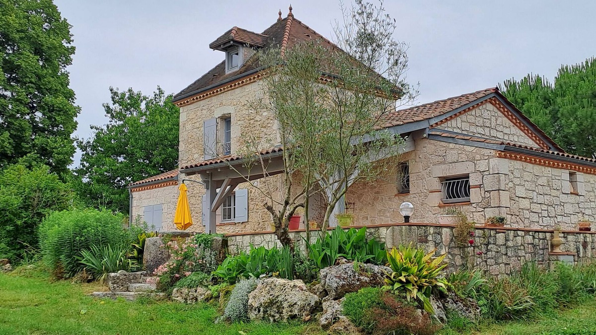 Castella Cottage | Charming house with dovecote, swimming pool and garden.