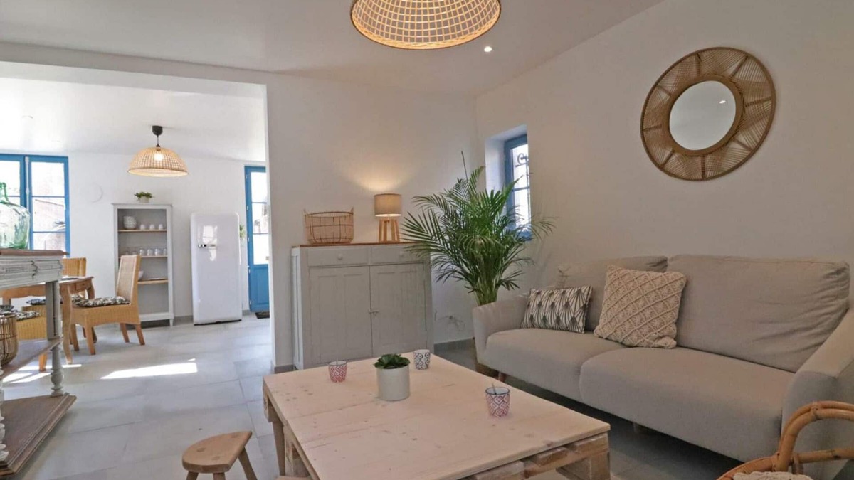 Le Sap Cottage | Charming House with Enclosed Garden, Kid's Play Area, and Electric Car Charging - Central Location