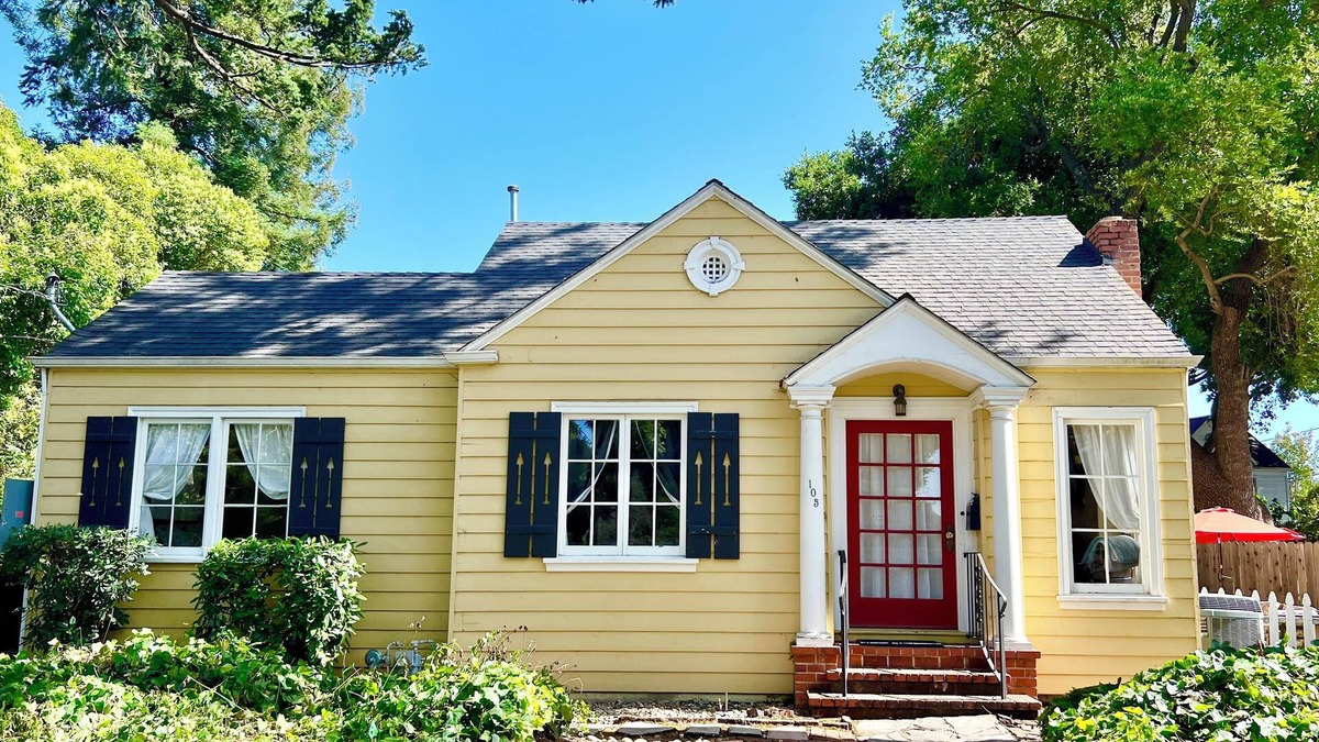 Alta Heights House | Charming House ~ With Hot Tub! Walk to Town & Oxbow Market!