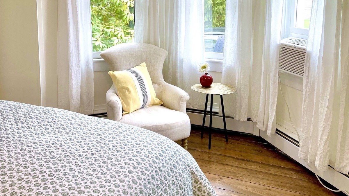 Jamestown House | charming house with private pool, half mile walk to beach
