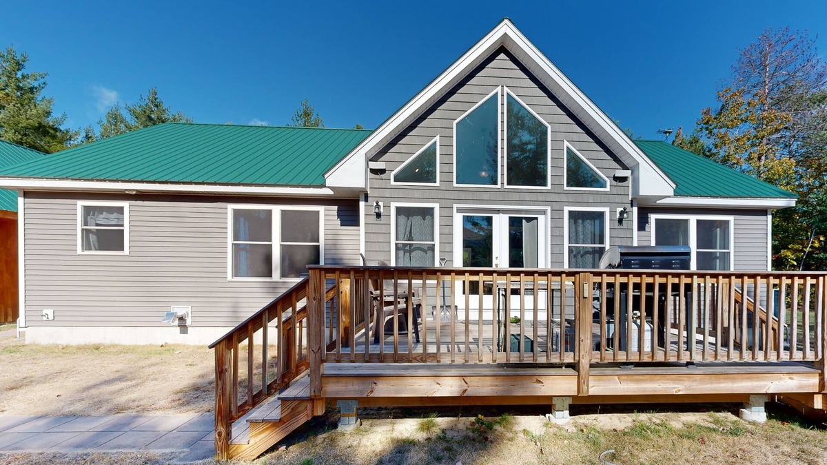 Brownfield House | Charming House with Cozy Living Spaces and Outdoor BBQ Deck