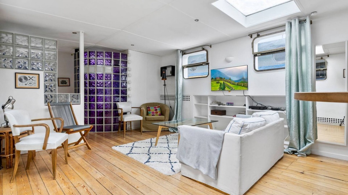 Saint-Germain-l'Auxerrois Boat Rental | Charming Houseboat in the center of Paris, large deck with stunning view!