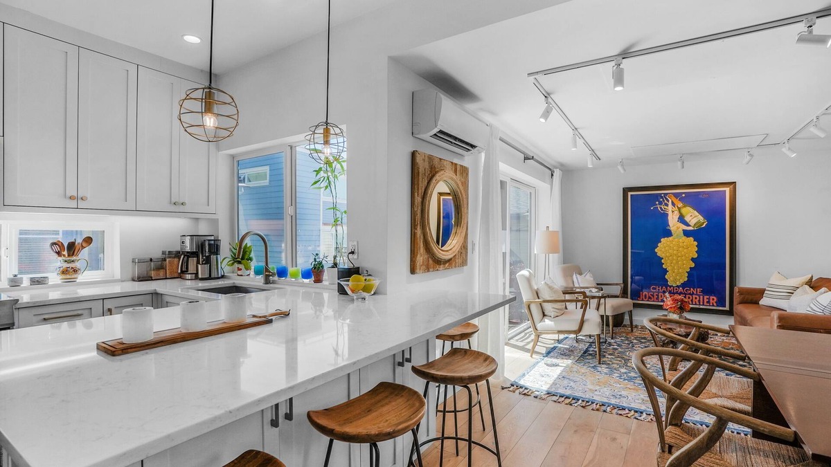 Eastlake Boat Rental | Charming Houseboat on Lake Union