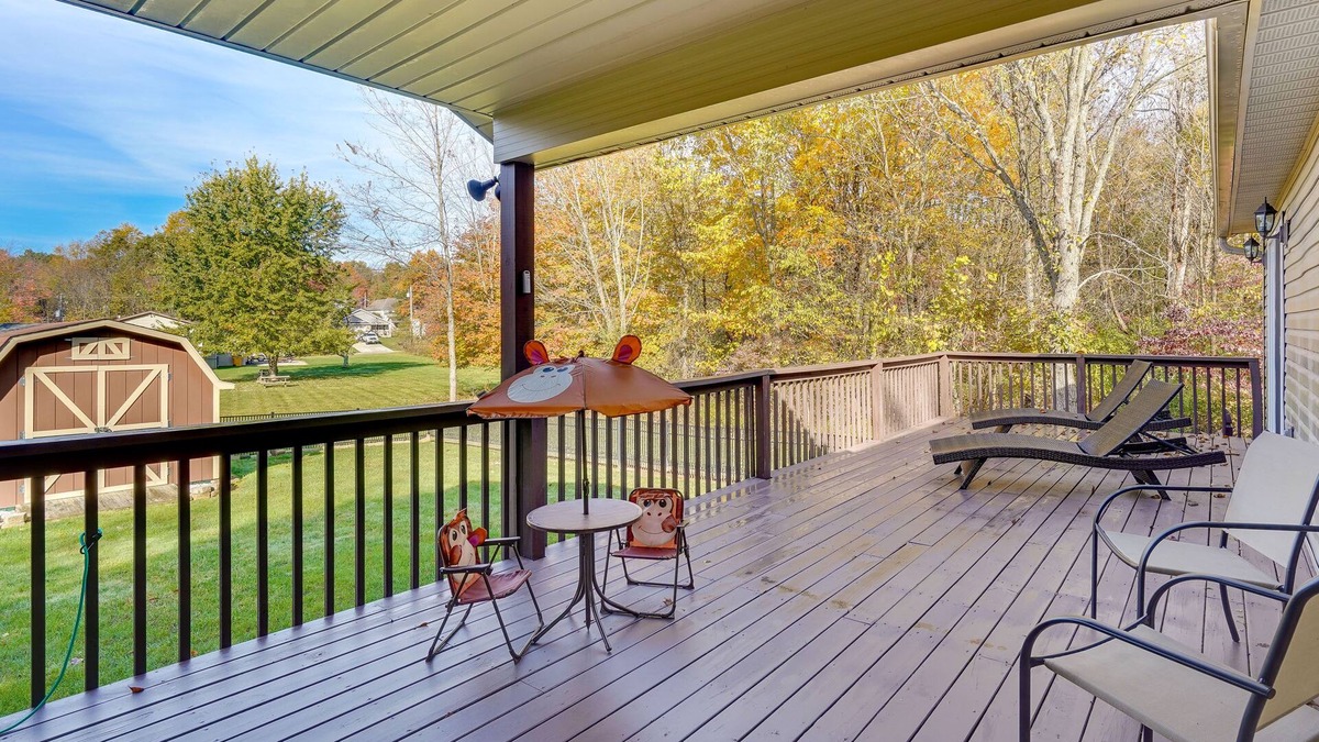 Howard Cottage | Charming Howard Getaway w/ Deck, 1 Mi to Lake!