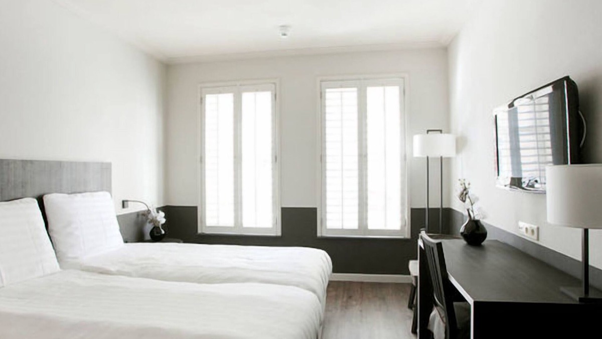 Municipality of Huizen Hotel | Charming Huizen Stay | Gooimeer Lake & Naarderbos Trails & Cultural Landmarks