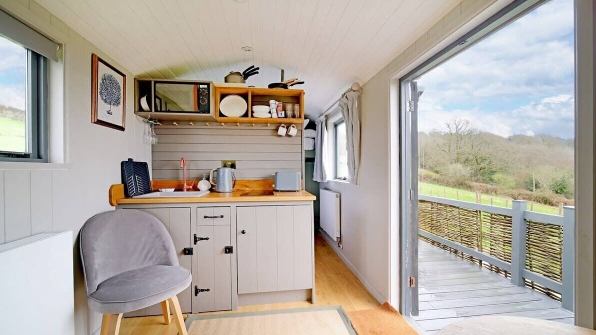 Sidmouth Cabin | Charming Hut w/Outdoor Bath & Decking, Sea Views