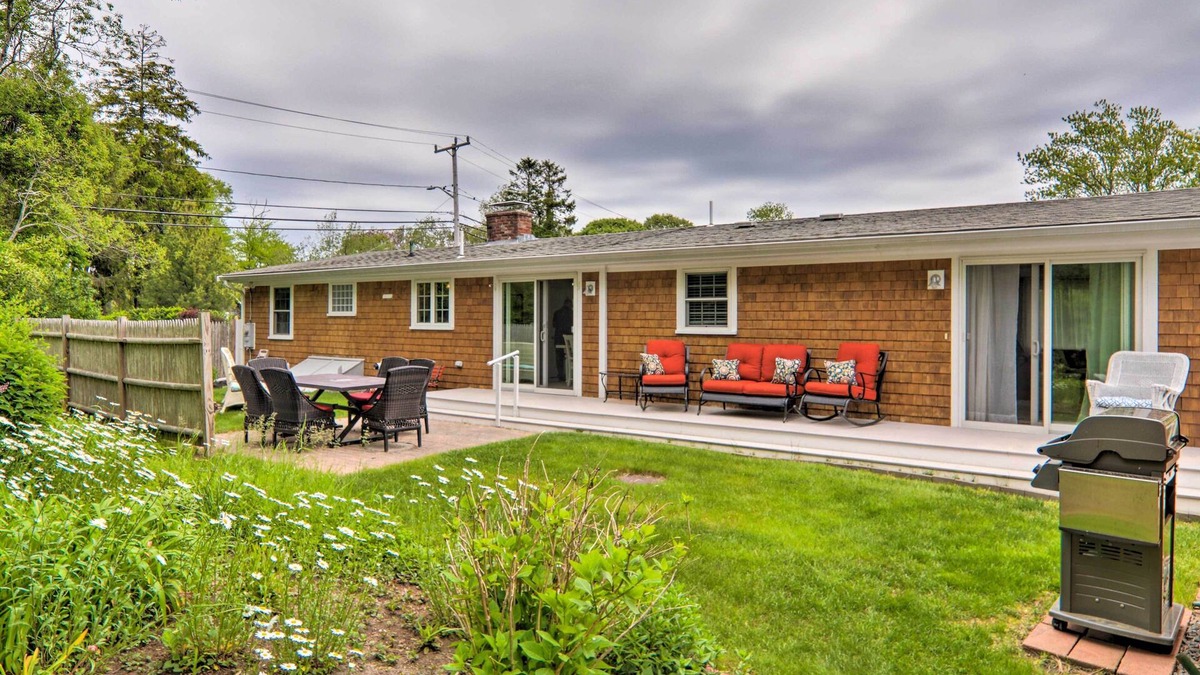 Hyannis Port House | Charming Hyannis Cottage: 1 Mi to Beach!