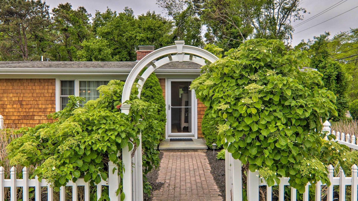 Hyannis Port Cottage | Charming Hyannis Cottage: 1 Mi to Beach!
