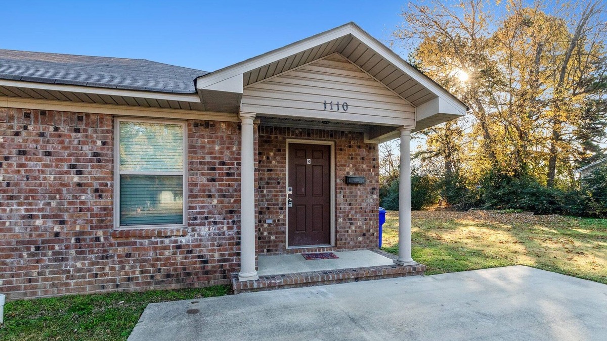 Conway House | Charming in Conway (3-Bedroom) by RedAwning
