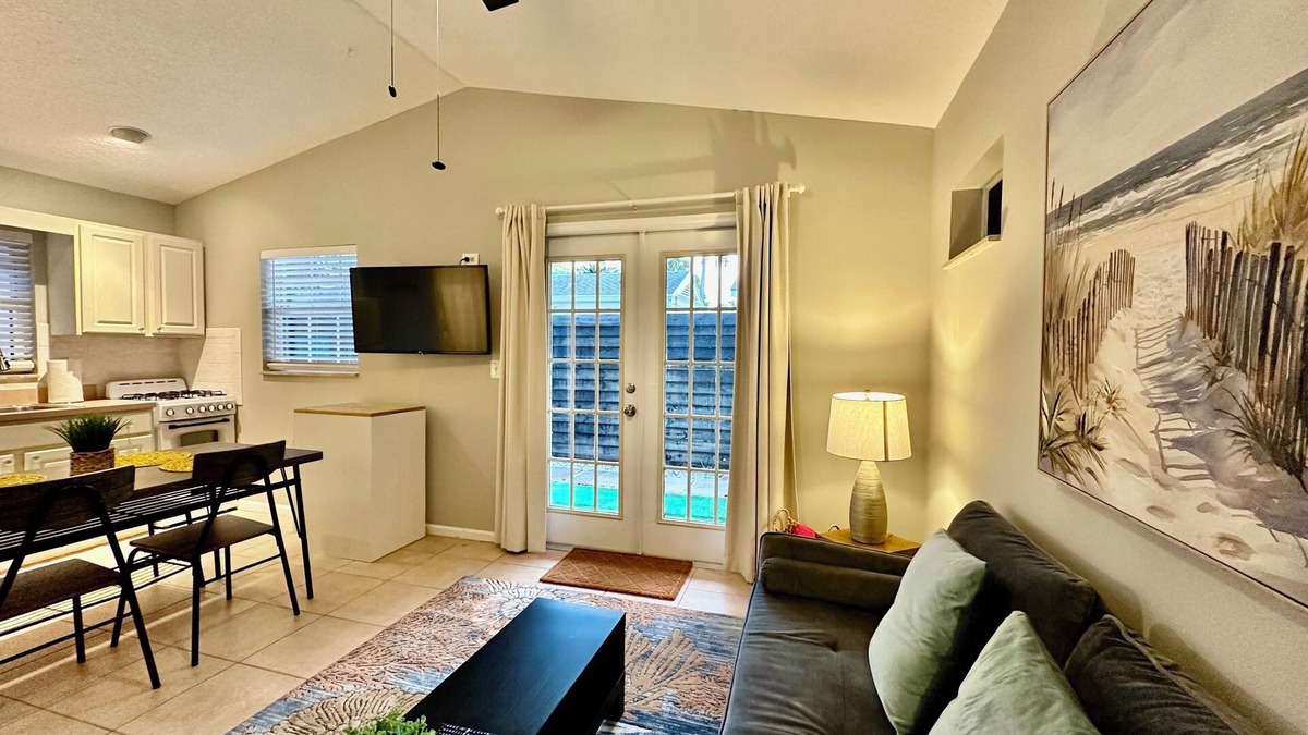 Old Northwood Historic District Villa | CHARMING INDEPENDENT GUEST HOUSE