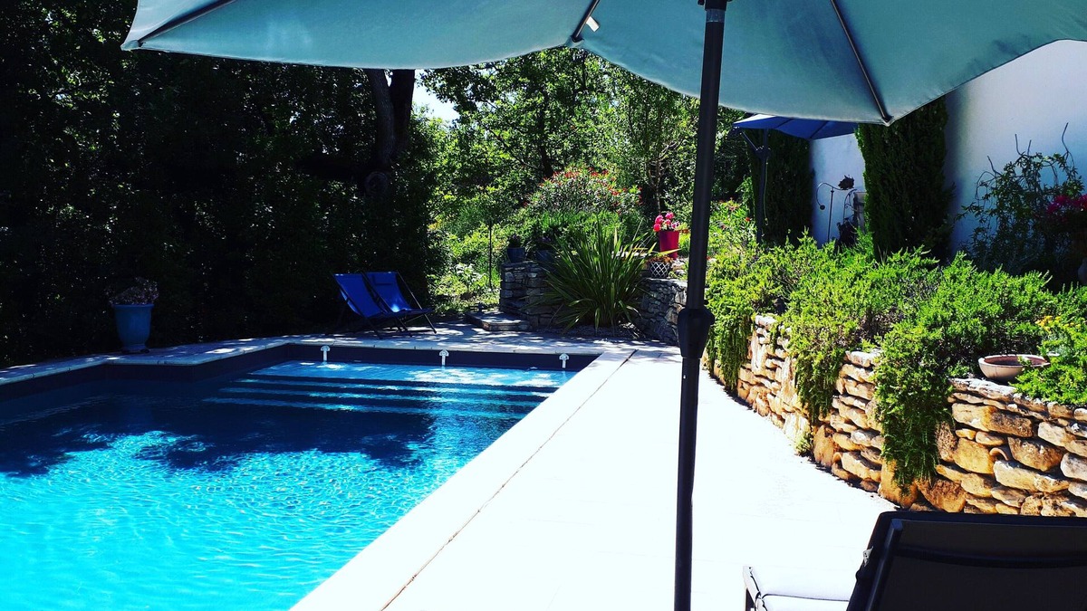 Pierrevert Apartment | Charming independent studio with swimming pool.