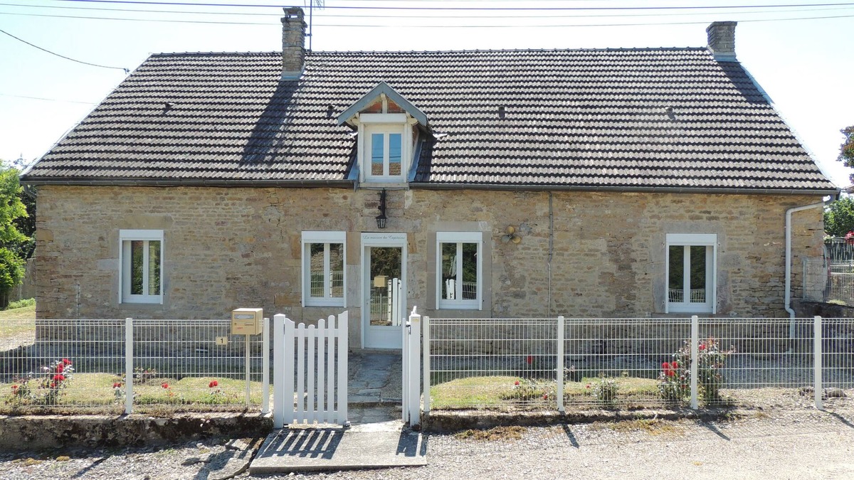 Commarin House | Charming individual house 170 m², enclosed garden, view of rolling Auxois hills.