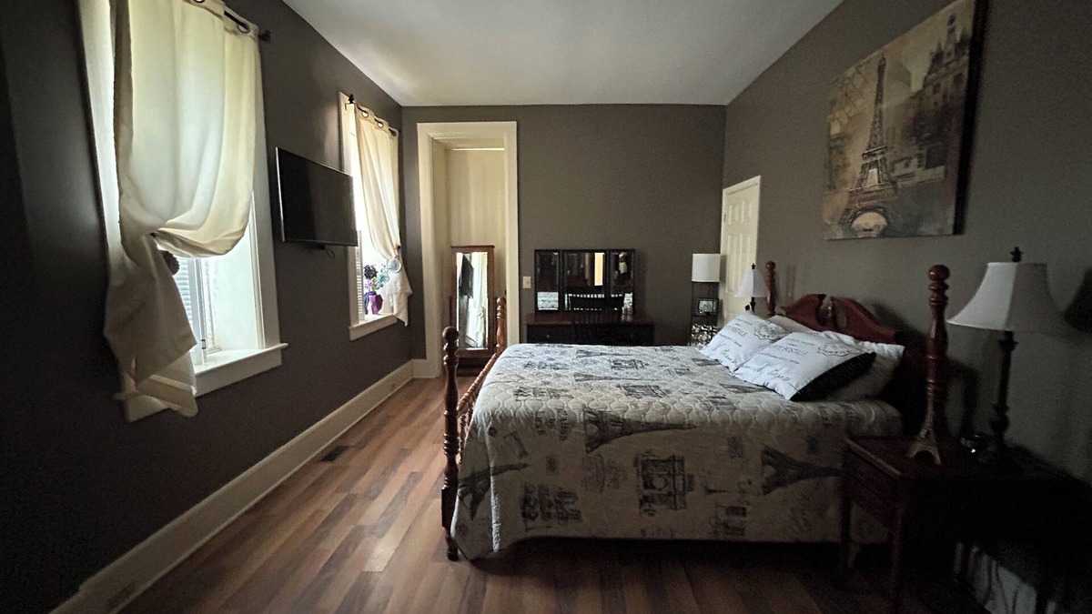 Albion Bed & Breakfast | Charming Italianate design manor offers private room and bath,private entrance