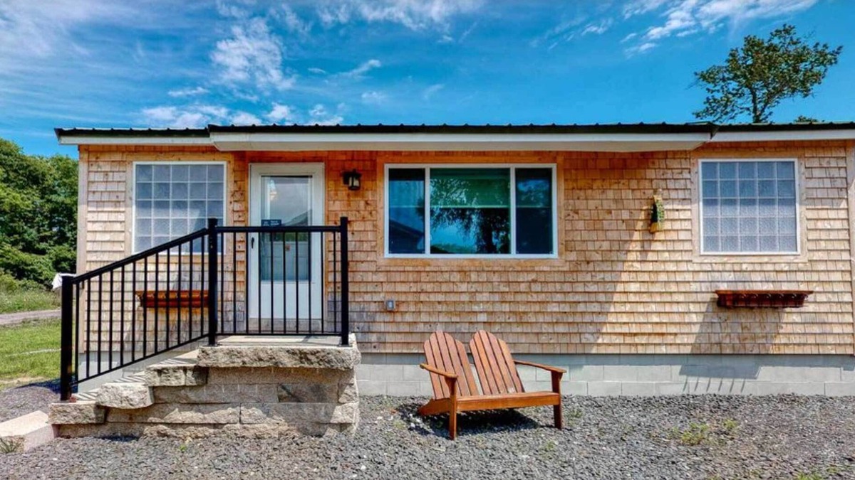 Kennebunk Cottage | Charming Jacuzzi-Suite - Walk to Parson's Beach!