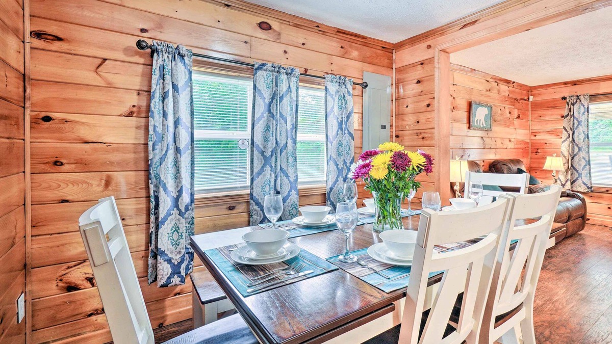 Jamestown Cabin | Charming Jamestown Cabin w/Large Backyard!