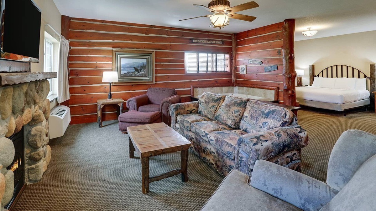 Johnston Hotel | Charming Johnston Getaway! Heated Pools, Close to Downtown Des Moines