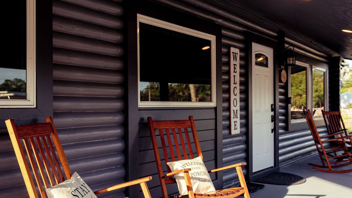 Jupiter Farms Cabin | Charming Jupiter Farms Real Log Cabin - 3 Bed/2 Bath. Pet friendly & big yard