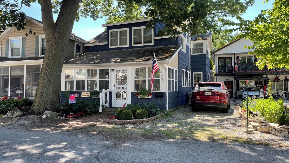 Lakeside House | Charming Lakeside OH Cottage with Lake Views, steps to Park & Shopping