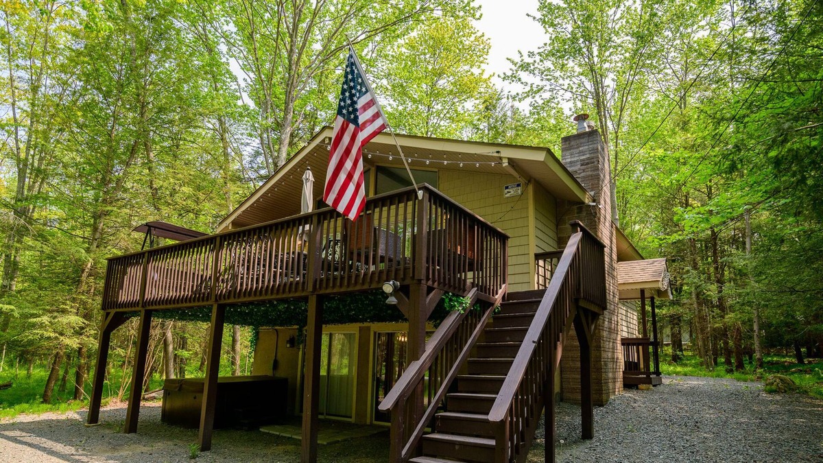 Lake Ariel House | Charming Lake Ariel Retreat - Ski, Swim & Golf