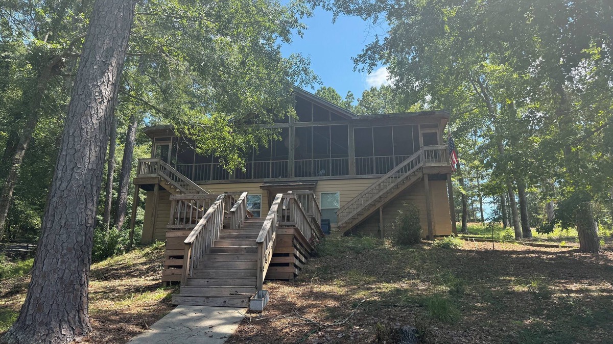Little Kowaliga Cabin | Charming lake cabin on beautiful Lake Martin - 6 bedrooms, sleeps 17