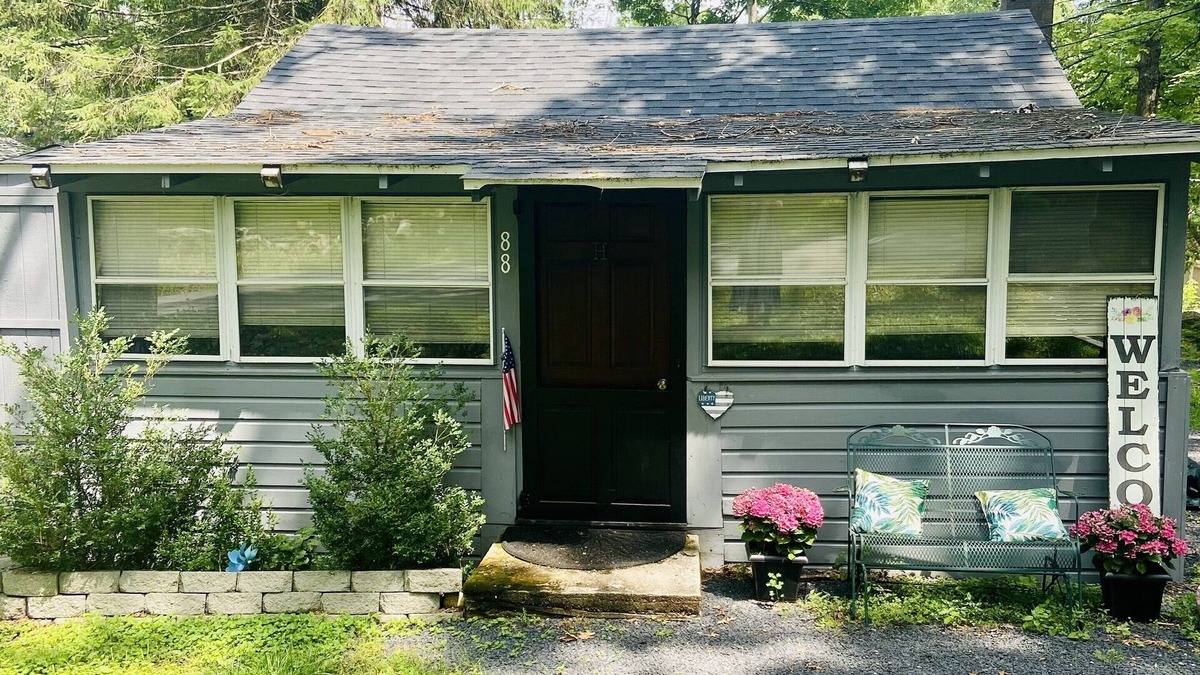 Town of Lumberland Cottage | Charming lake community cottage with hot tub PET FRIENDLY