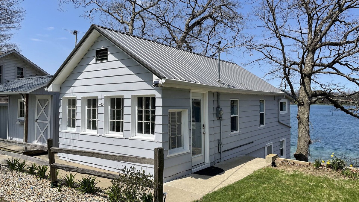 Howe Cottage | Charming Lake Cottage! Close to Shipshewana, Clean Lake, Boat Rentals