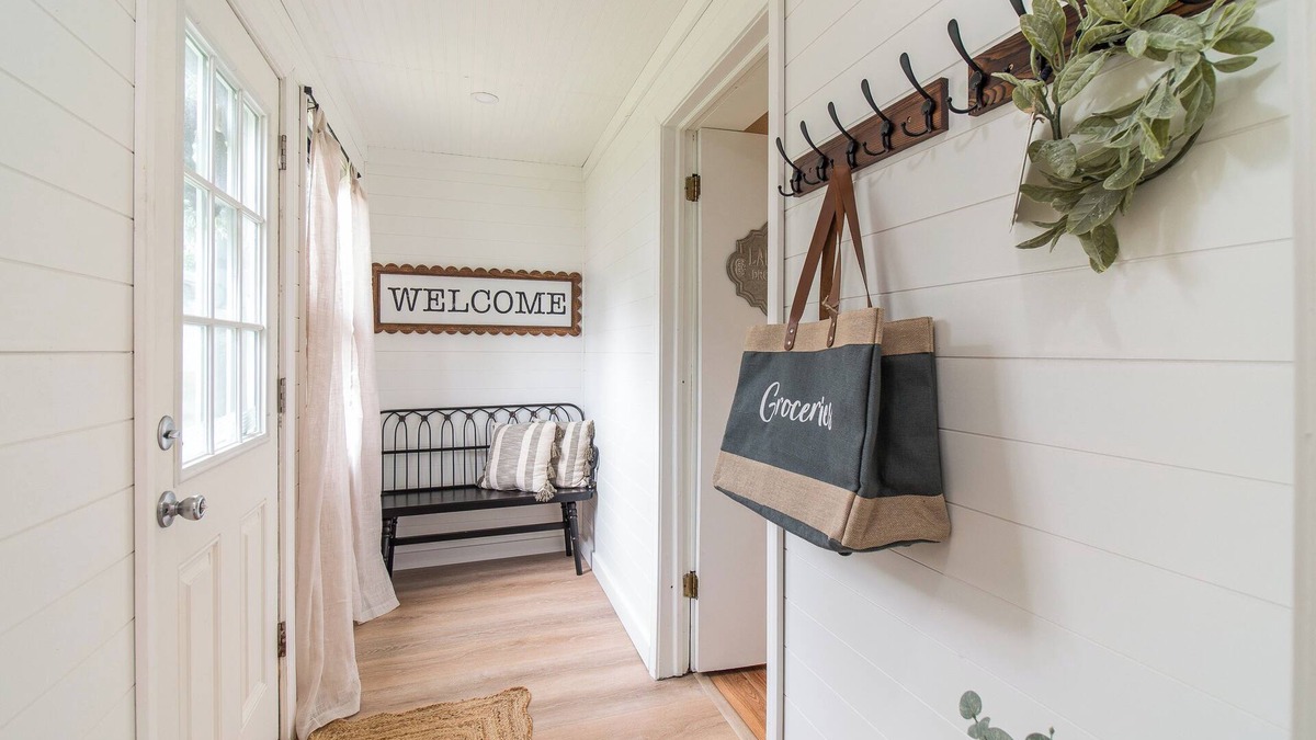 Jamestown Cottage | Charming Lake Cottage + Private Dock!