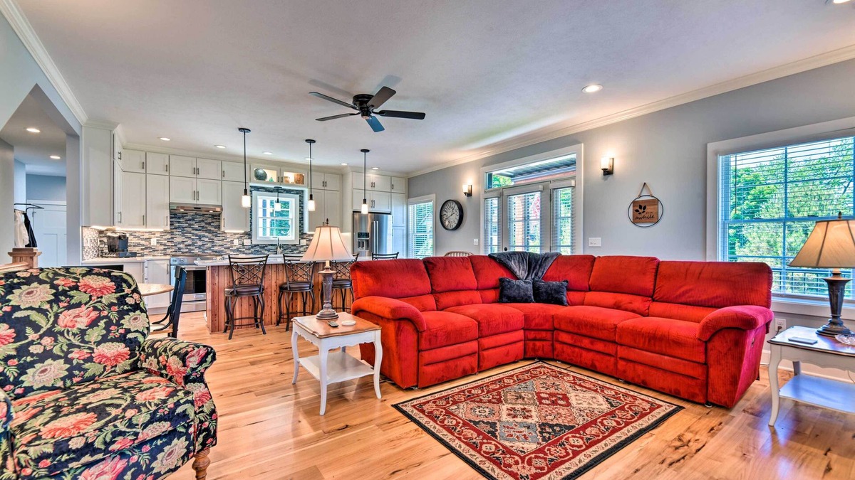 North East House | Charming Lake Erie Getaway: Walk to Beach!