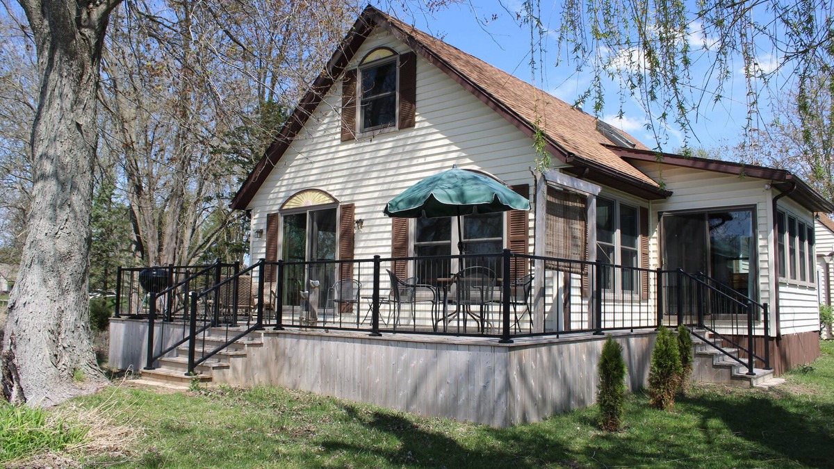 Coldwater Cottage | Charming lake front 3-bedroom cottage in Coldwater, Michigan