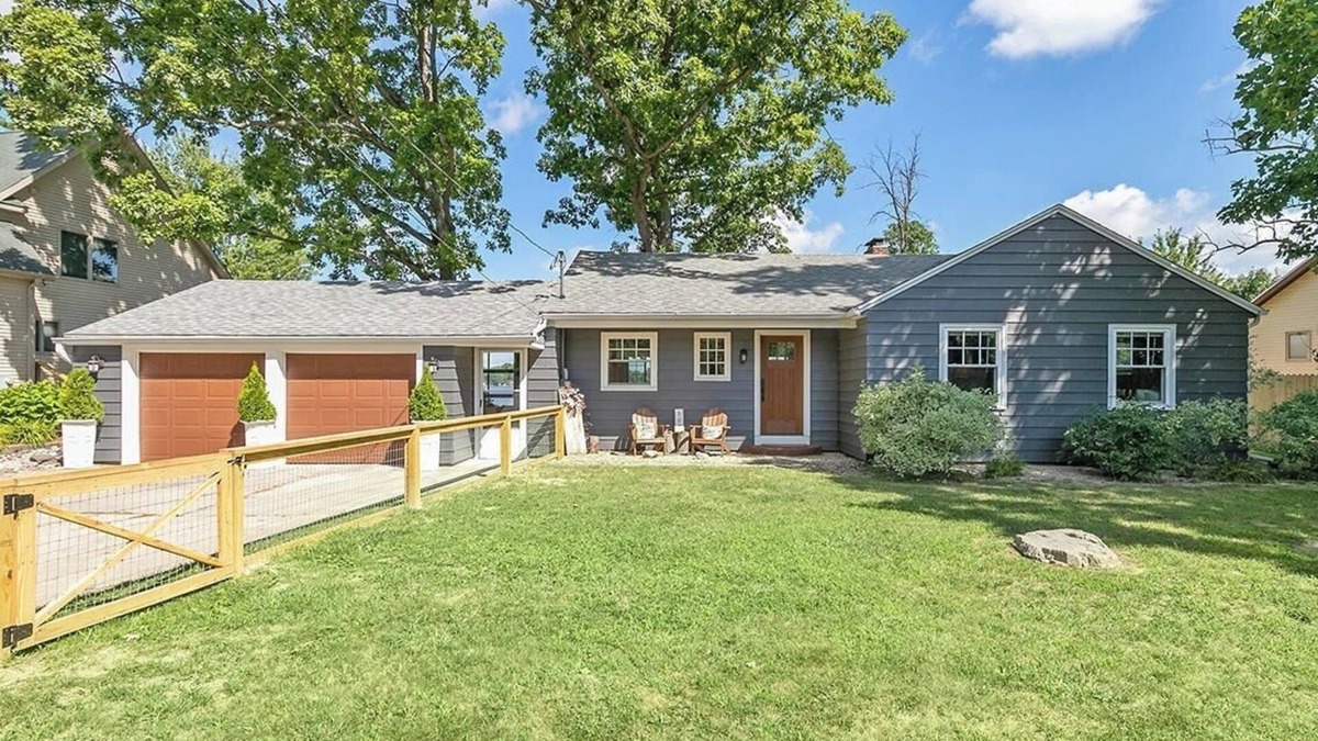 Hastings Cottage | Charming Lake Front Cottage