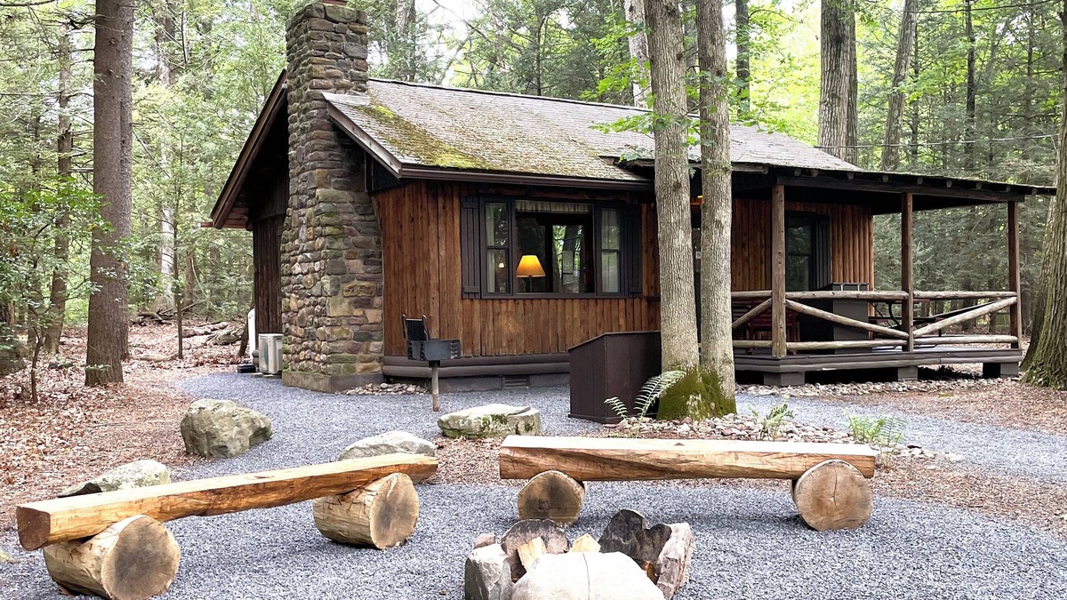 Reeders Cabin | Charming Lake Front Log Cabin with Fire Pit in the Poconos