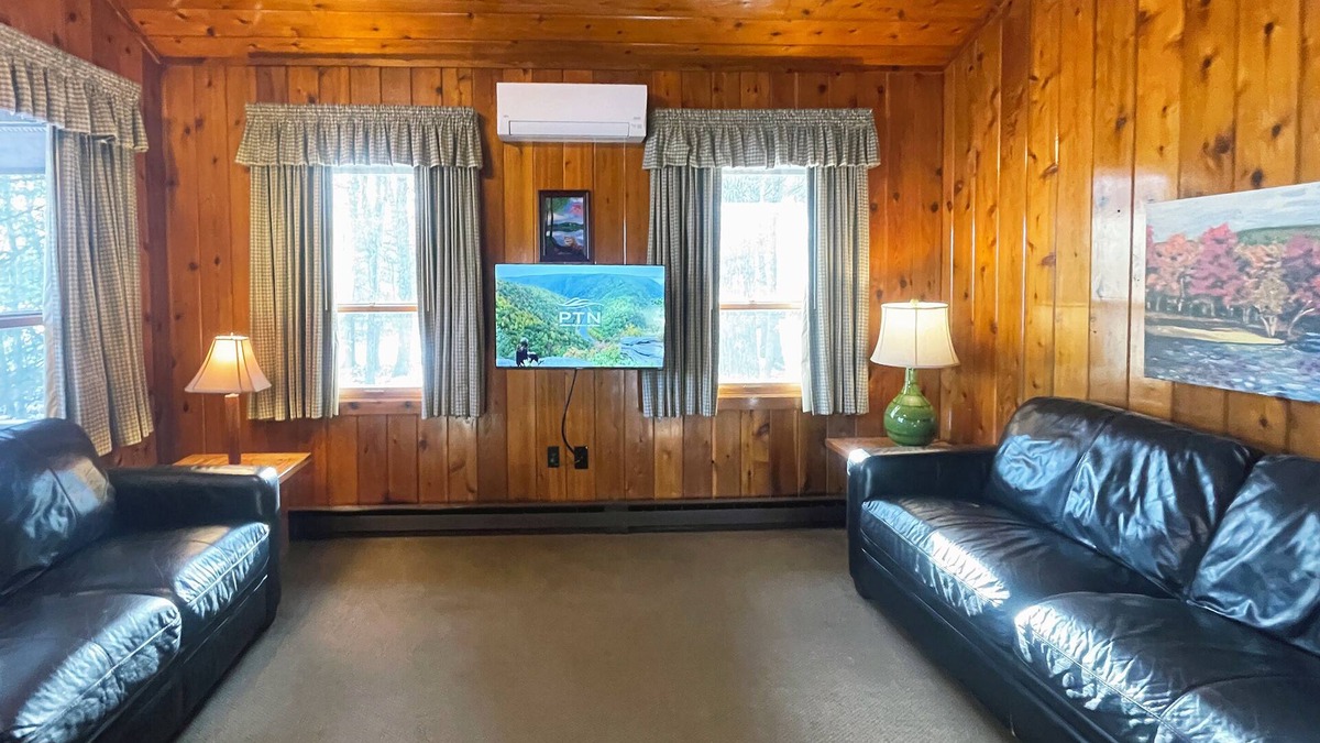 Reeders Cabin | Charming Lake Front Cabin in the Poconos