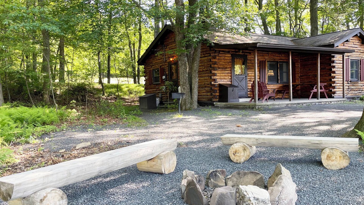 Reeders Cabin | Charming Lake Front Log Cabin