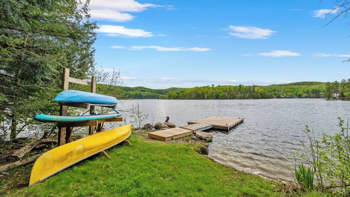 Val-des-Monts Cottage | Charming lake house close to ski hill with spa