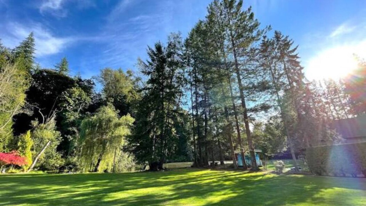 Langley House | Charming Lake side Rancher, peaceful paradise