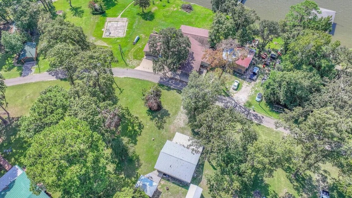 Trinity House | Charming Lake view 3-bedroom house with WiFi and AC in Trinity