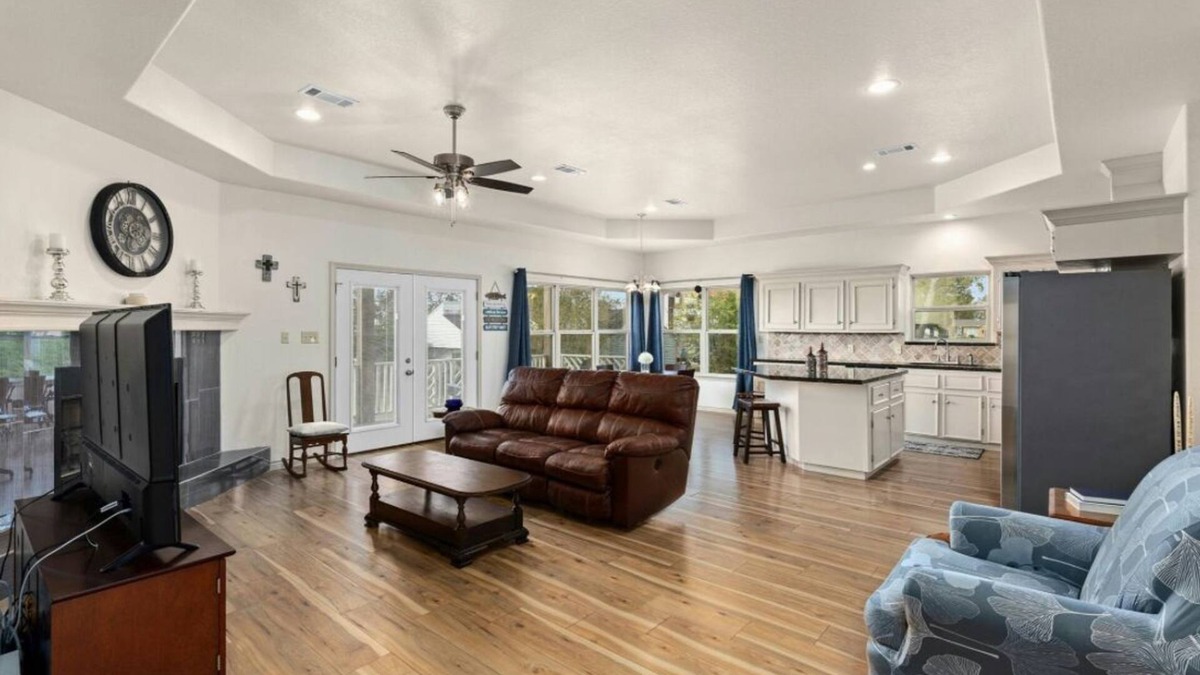 West Livingston House | Charming lake-view 3 bedroom home on Livingston - gated community. Pet friendly!