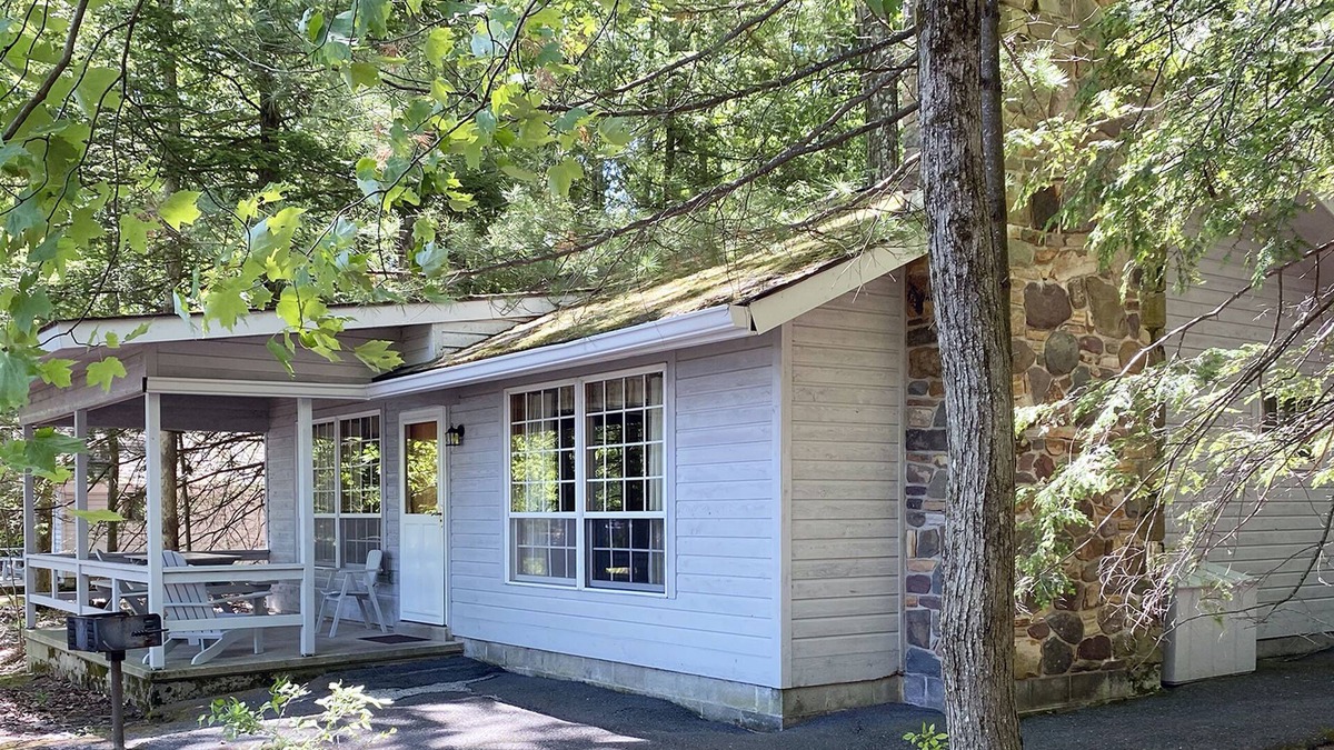 Reeders Cabin | Charming Lake View Cabin in the Poconos on Private Resort