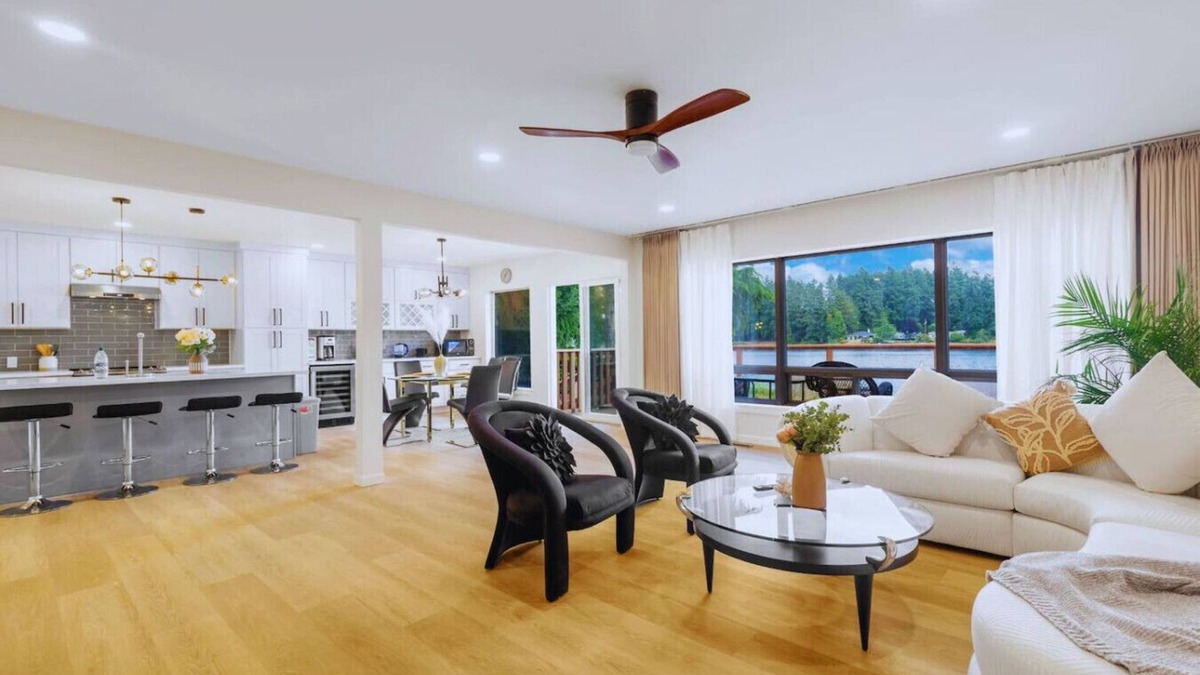 Lakeland South House | Charming Lakefront 6b3b with Panoramic Views