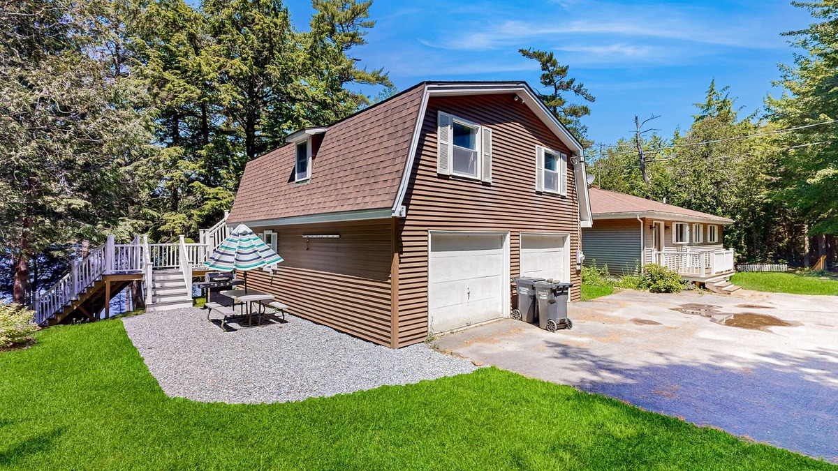Orland Apartment | Charming Lakefront Apartment with Deck, Patio and BBQ Grill