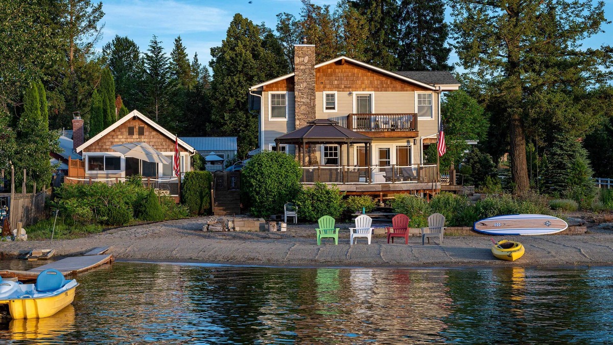 Diamond Lake Cabin | Charming Lakefront Cabin w/Deck & Fire Pit!