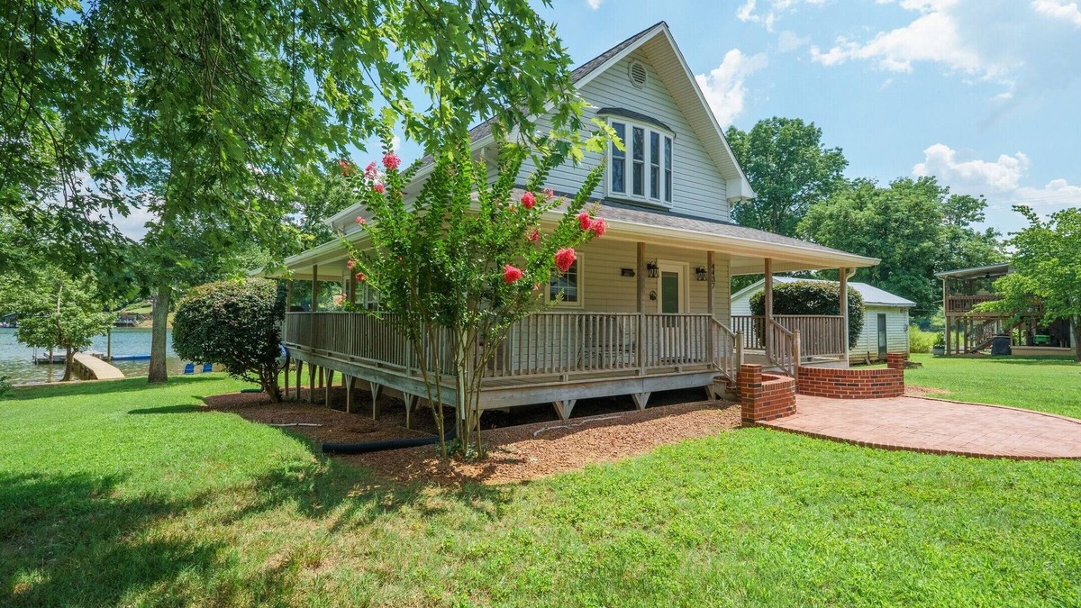 Claremont Cottage | Charming Lakefront Cottage with Beach & Pier