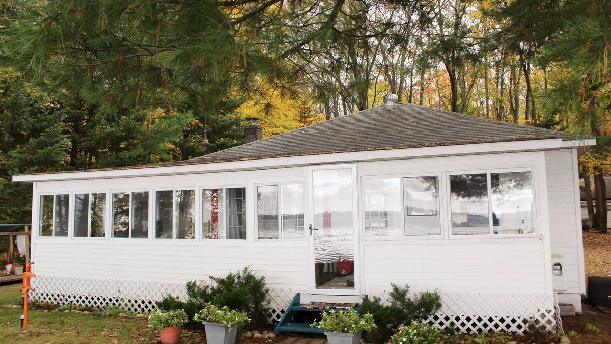 Higgins Lake Cottage | Charming, LAKEFRONT cottage on beautiful HIGGINS LAKE